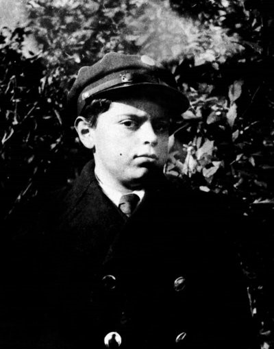Stanisław Lem w szkolnym mundurku Lwów, 1934 r.