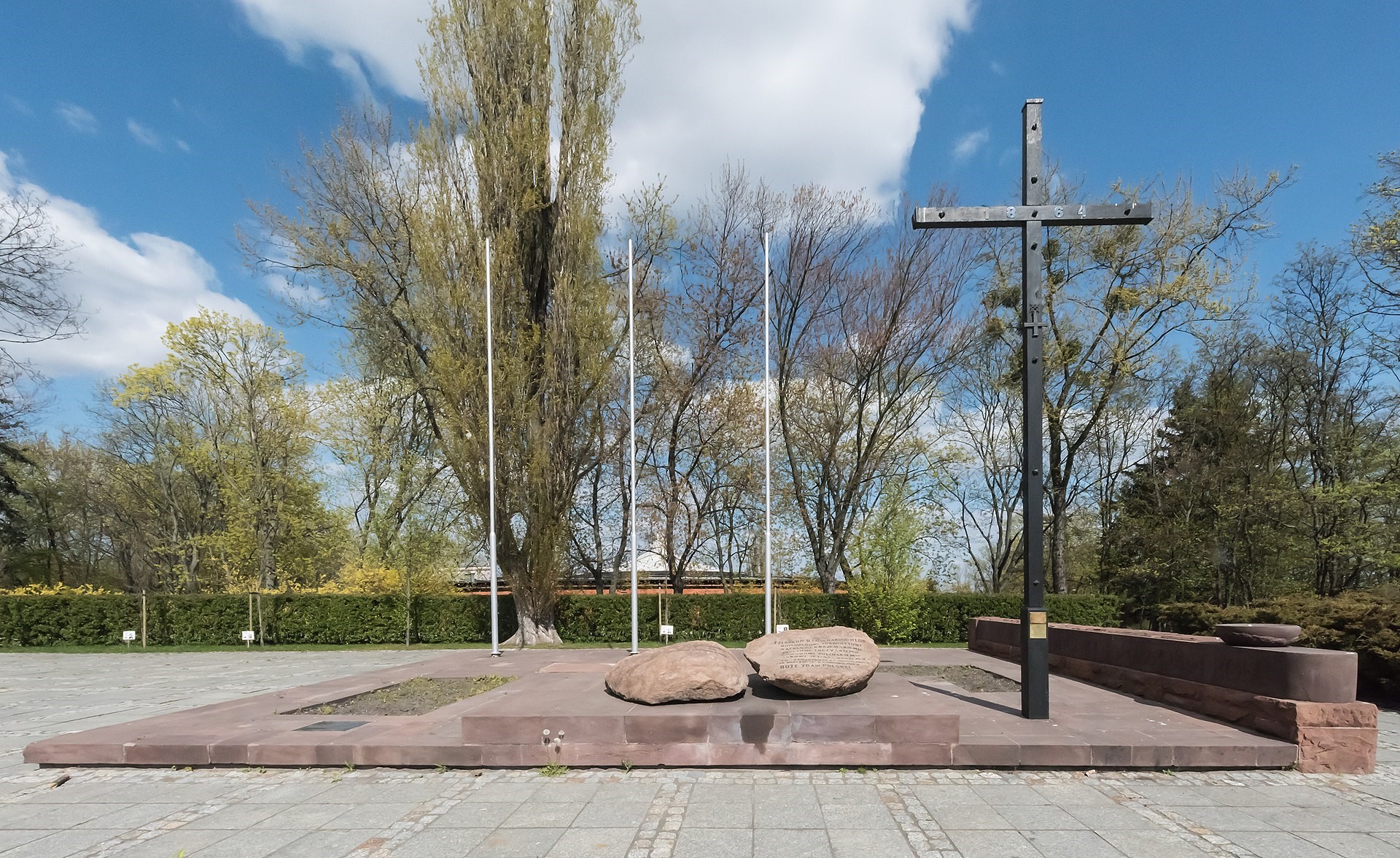 Upamiętnienie w miejscu stracenia członków Rządu Narodowego w powstaniu styczniowym: Romualda Traugutta, Rafała Krajewskiego, Józefa Toczyńskiego, Romana Żulińskiego i Jana Jeziorańskiego, park im. Romualda Traugutta w Warszawie